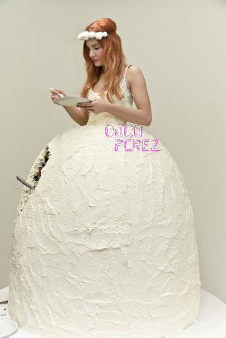 Get Married In Your Wedding Cake Check out this post from CocoPerez